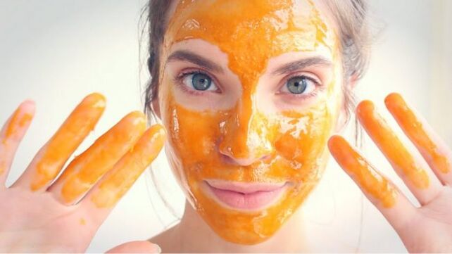 Honey-based mask rejuvenates and nourishes the skin of the face