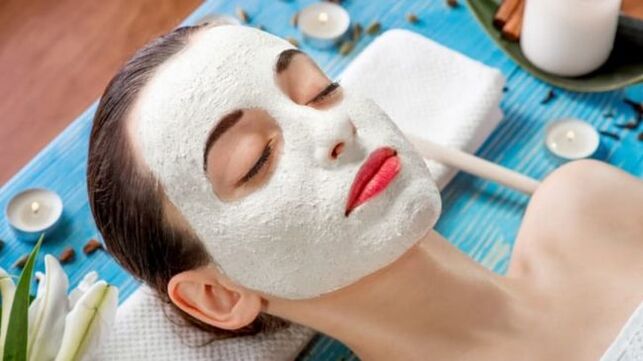 White clay face mask cleanses and tightens the skin