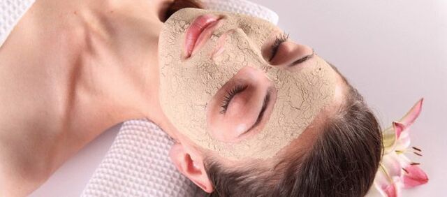 Yeast mask tightens the skin of the face and gives it tone